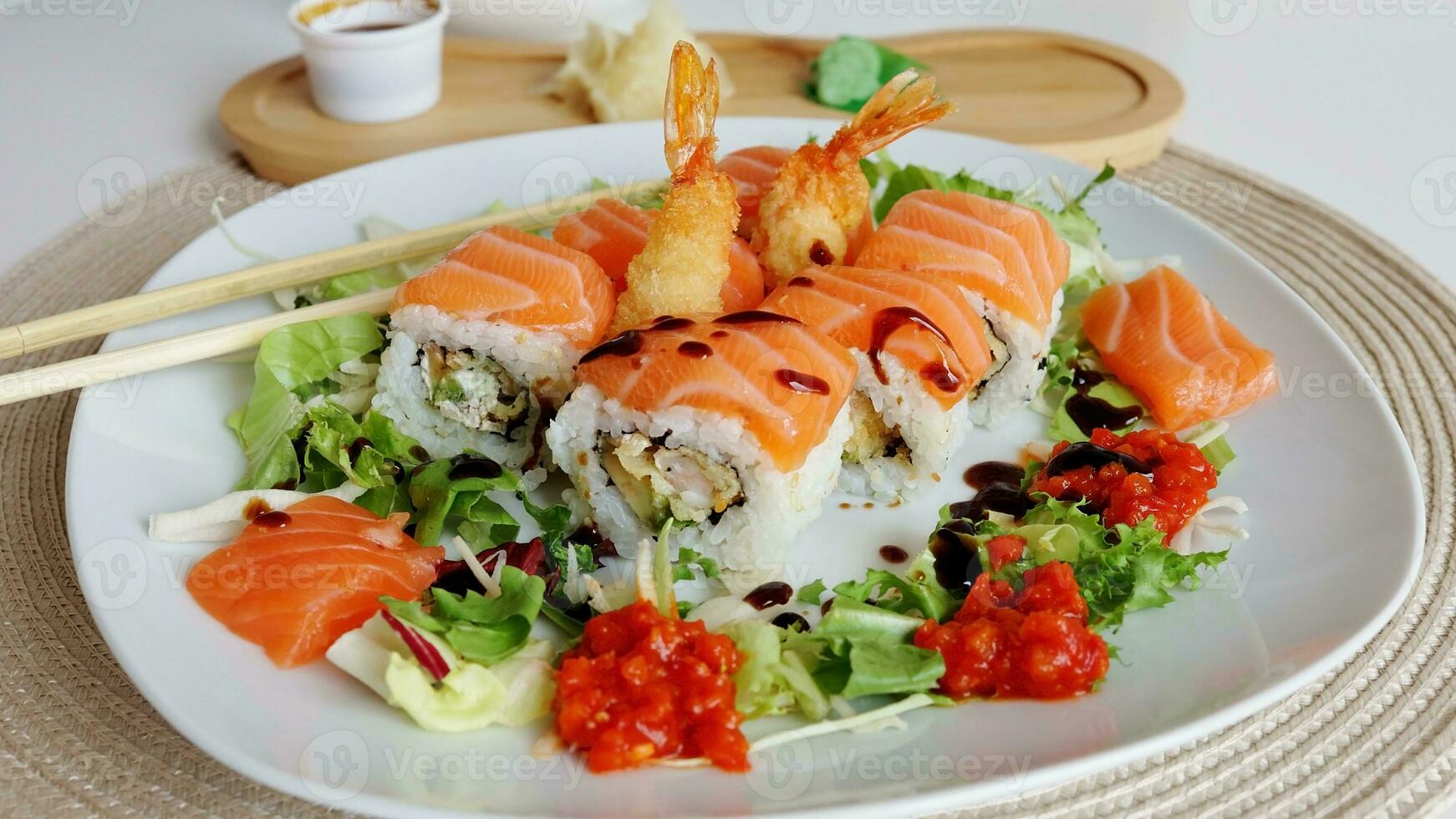 a sobrecarga japonês Sushi Comida. maki ands rolos com salmão, camarão, caranguejo e abacate. topo Visão do sortido Sushi, todos você pode comer cardápio. arco Iris Sushi rolar, uramaki, hosomaki e nigiri. foto