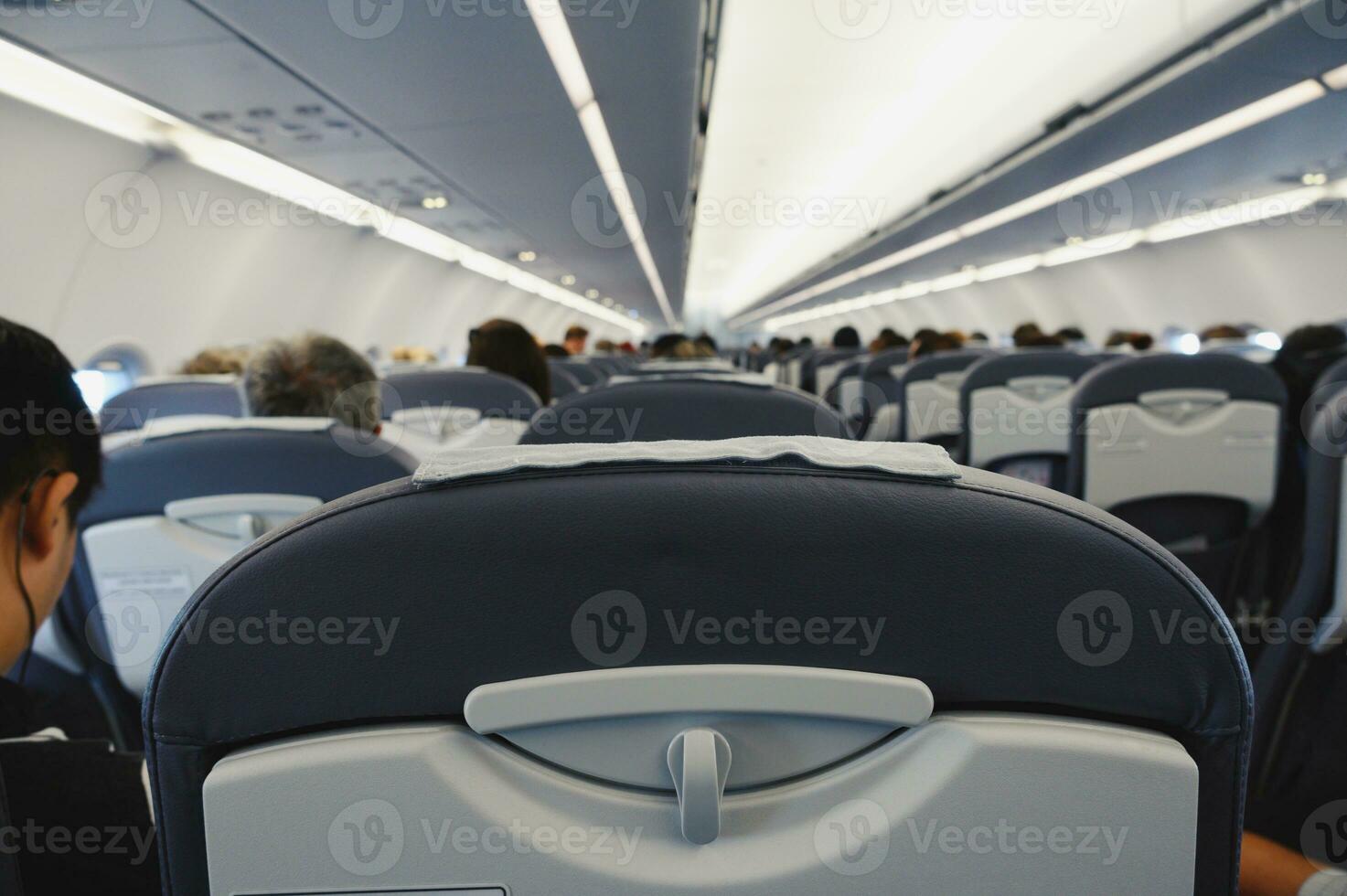 interior do a avião com viajante pessoas foto