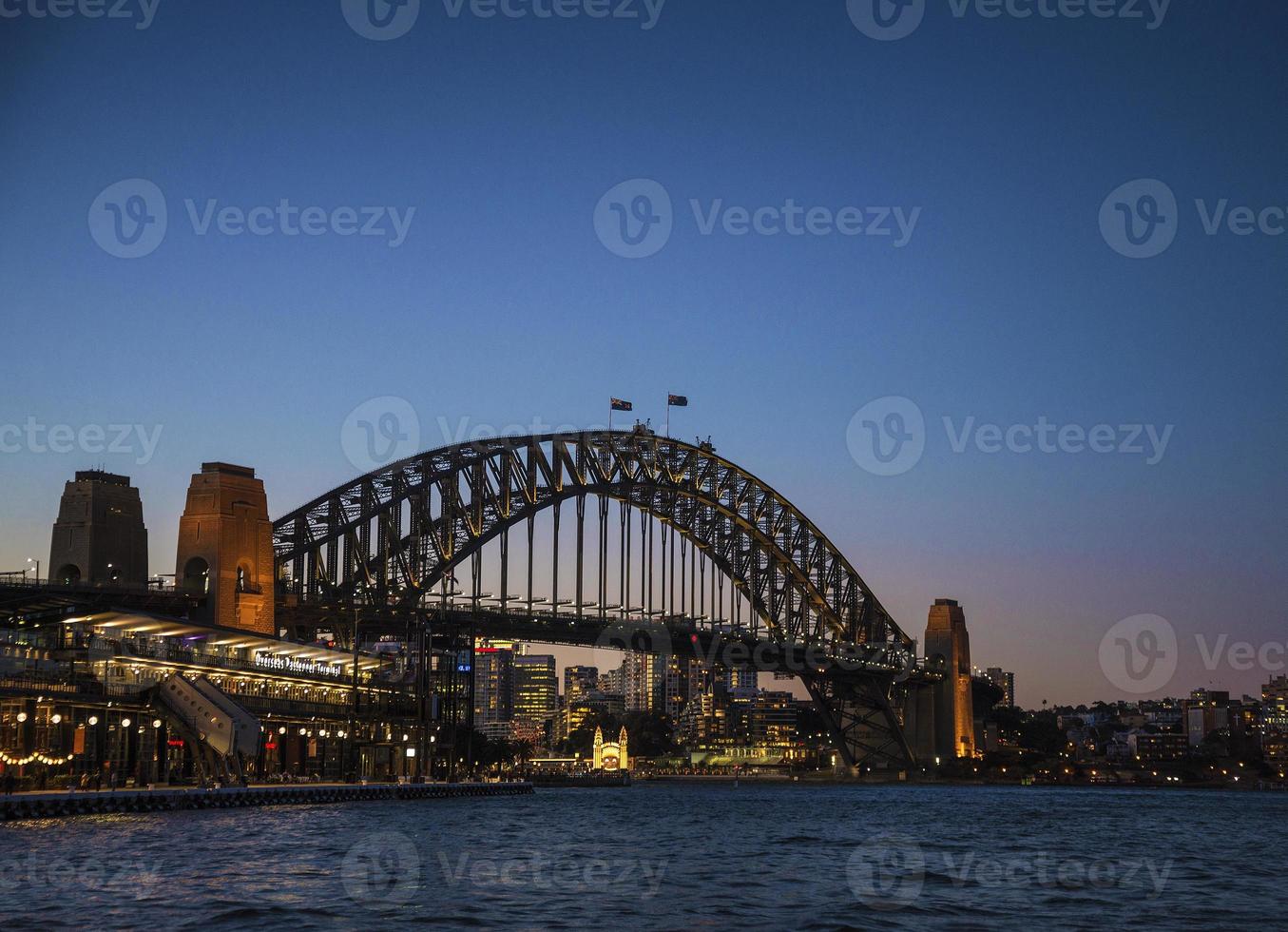 ponte do porto da cidade de Sydney e terminal de passageiros do cais circular na austrália à noite foto