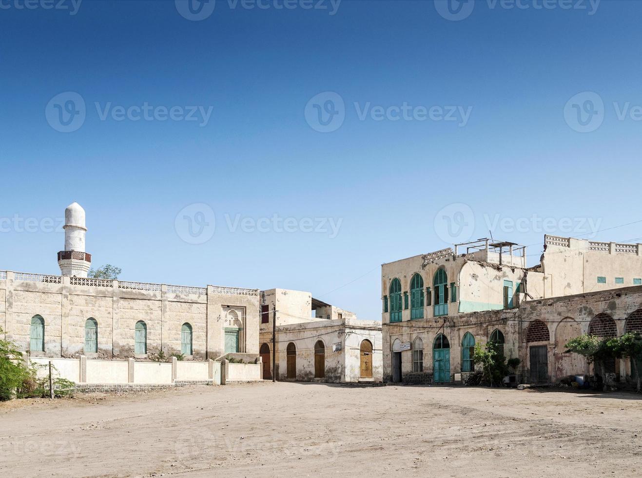 rua local de arquitetura em estilo mar vermelho no centro histórico de massawa na eritreia foto