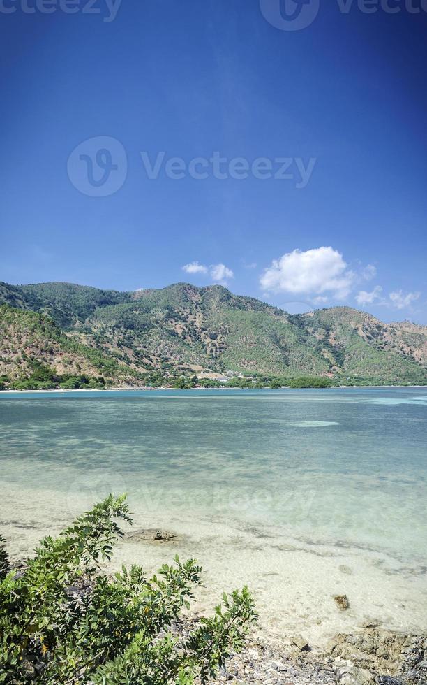 vista da praia tropical de areia branca e costa perto de dili no timor leste foto