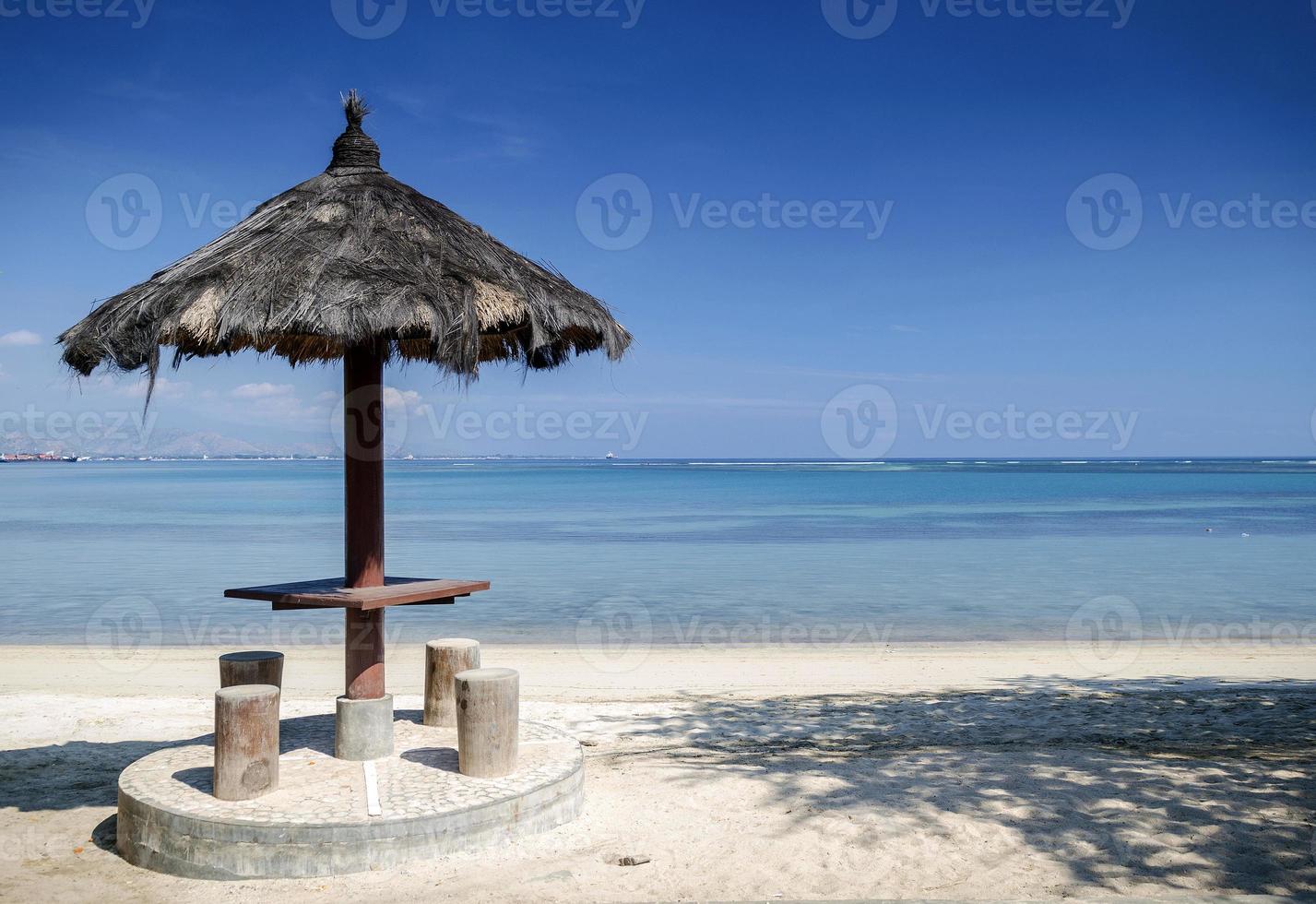 vista da praia tropical de areia branca e costa perto de dili no timor leste foto