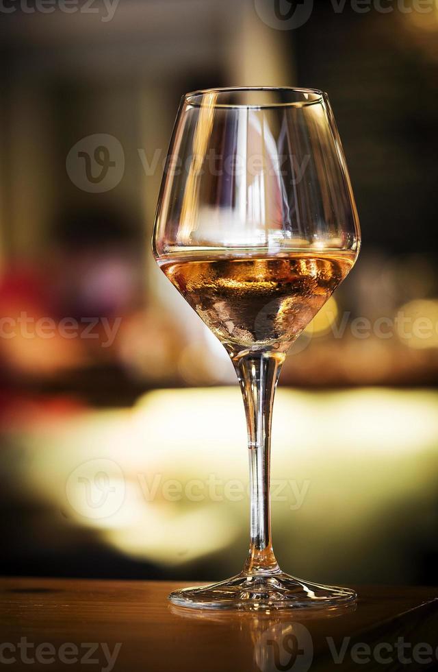 copo de vinho xerez espanhol no balcão do bar à noite foto