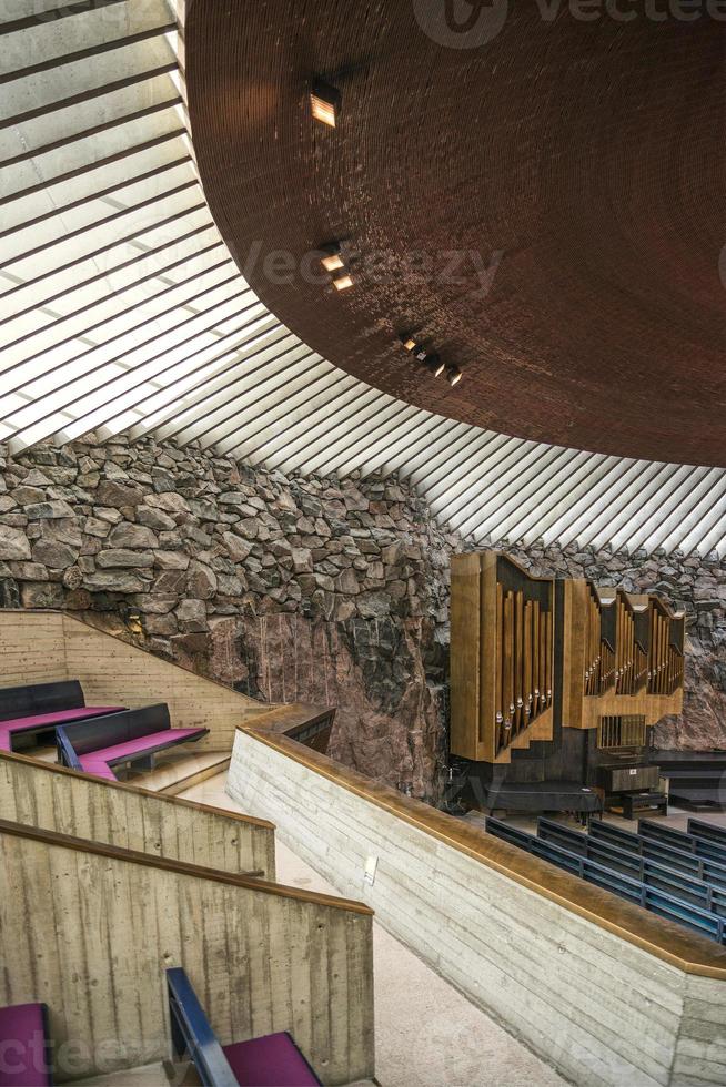 Igreja de pedra de temppeliaukio famosa arquitetura moderna marco interior na helsínquia, finlândia foto