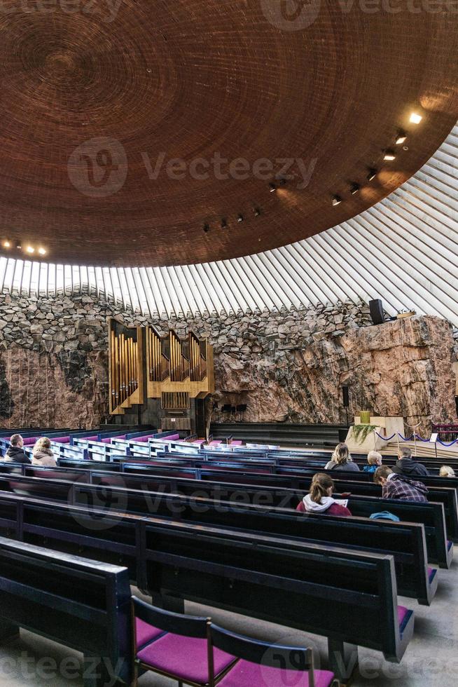 Igreja de pedra de temppeliaukio famosa arquitetura moderna marco interior na helsínquia, finlândia foto