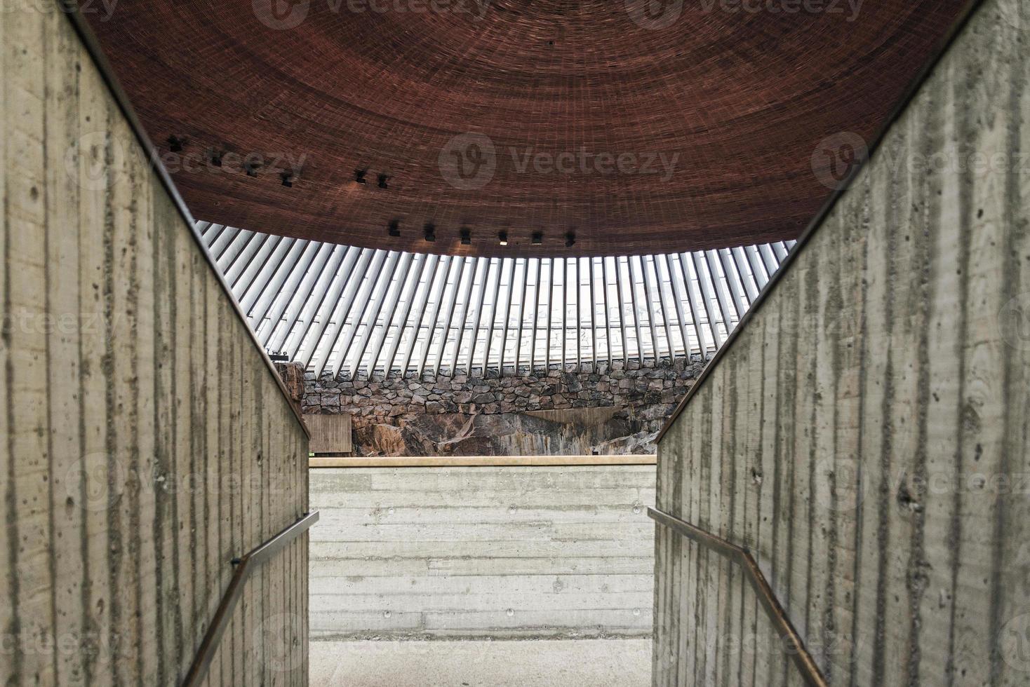 Igreja de pedra de temppeliaukio famosa arquitetura moderna marco interior na helsínquia, finlândia foto