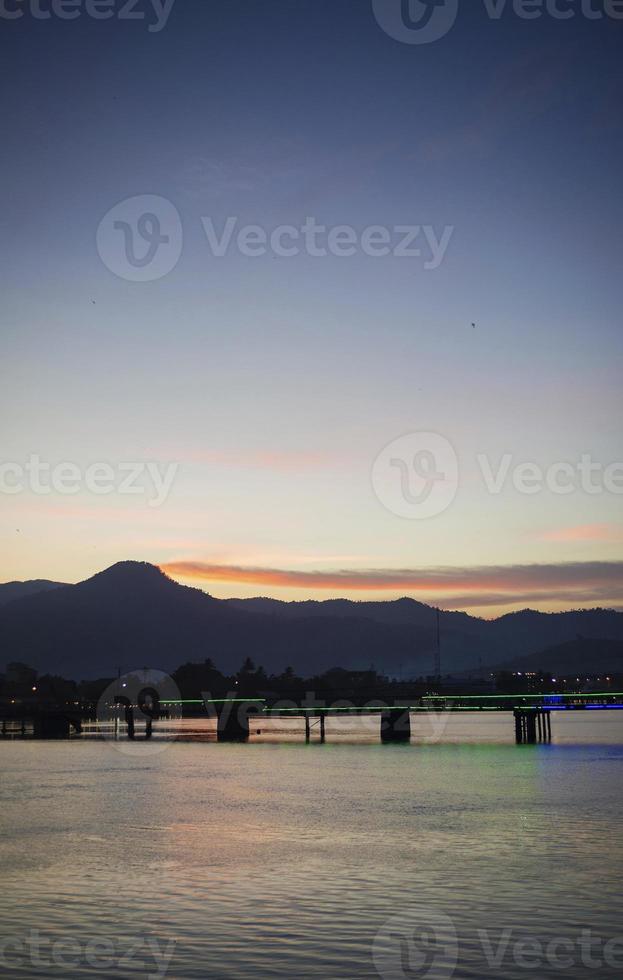 vista da ponte histórica na cidade de Kampot, no Camboja, ao pôr do sol foto