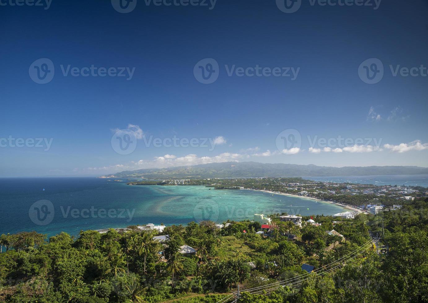 vista da costa tropical da ilha de Boracay em direção à praia de Bolabog nas Filipinas foto