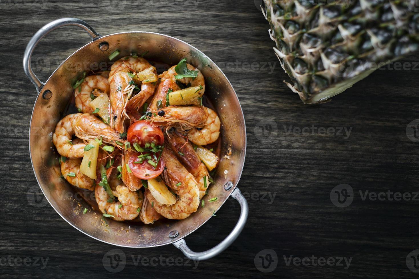 Frite camarões em molho picante de abacaxi e ervas foto