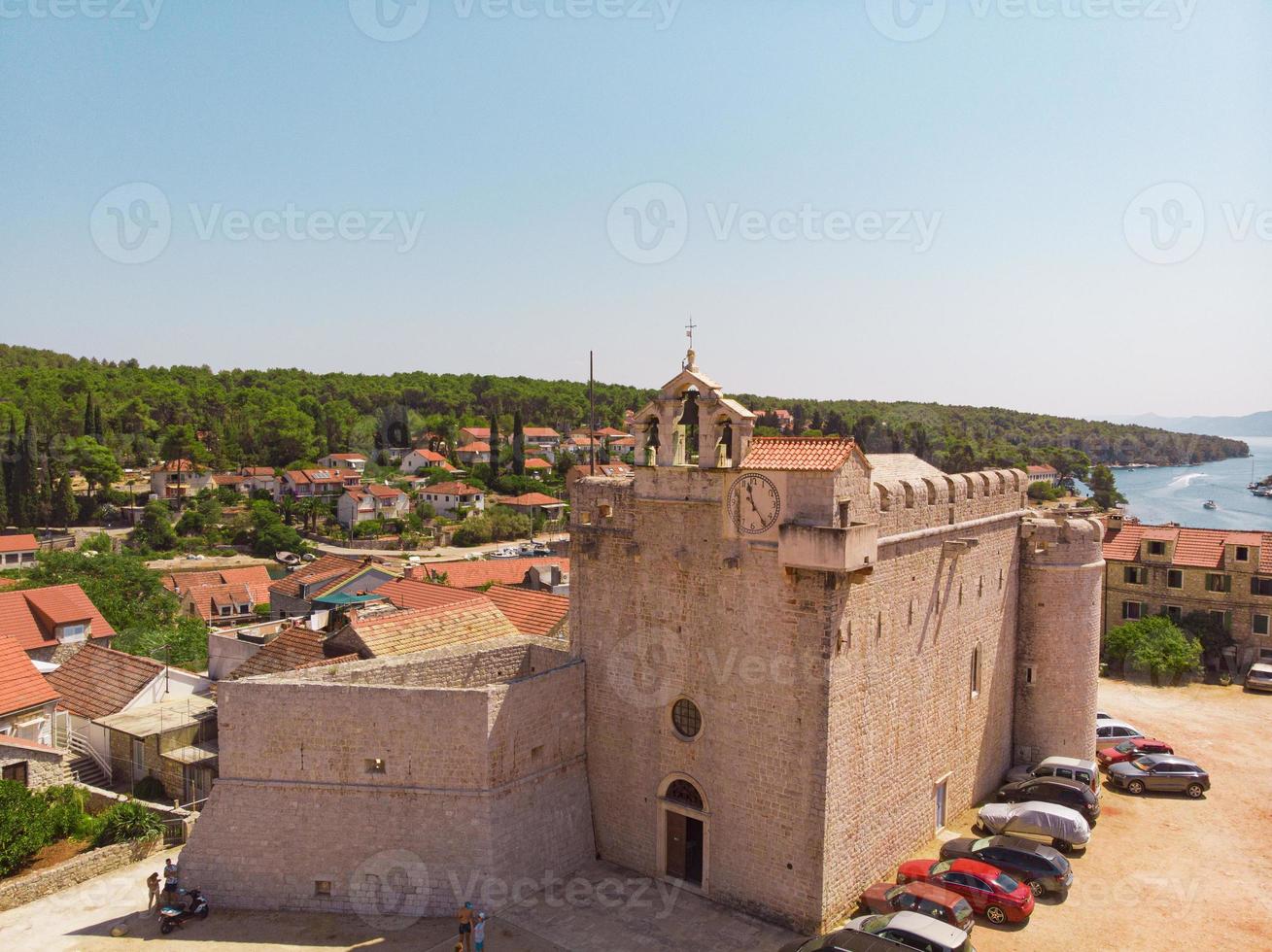 baía e cidade velha com igreja em vrboska, na ilha de hvar, croácia foto