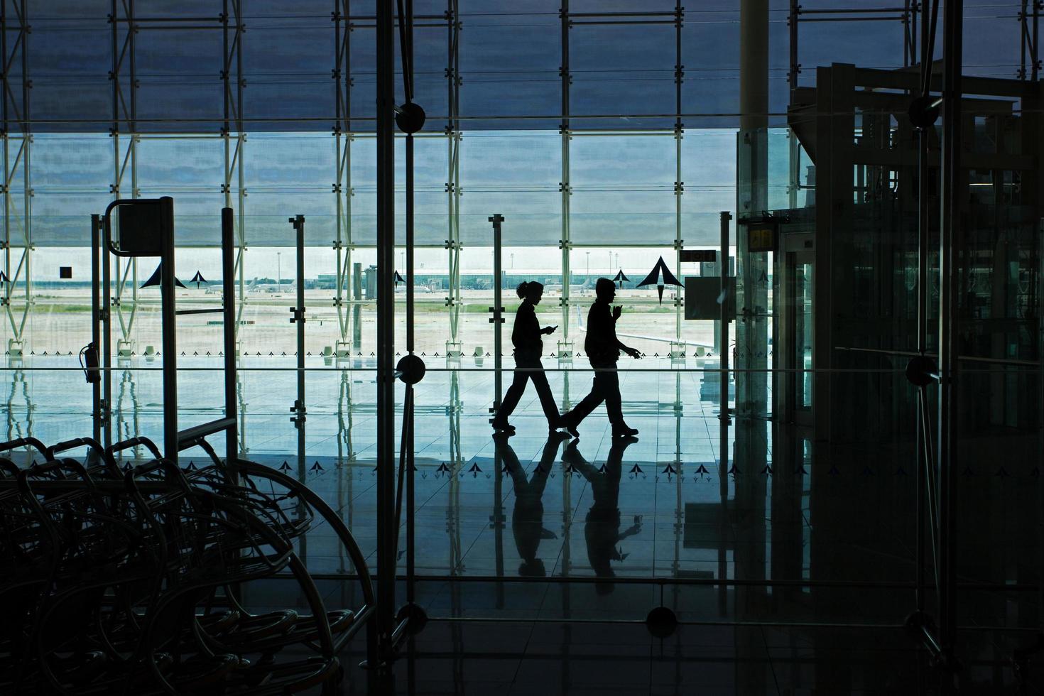 pessoas caminham pelo corredor do aeroporto foto