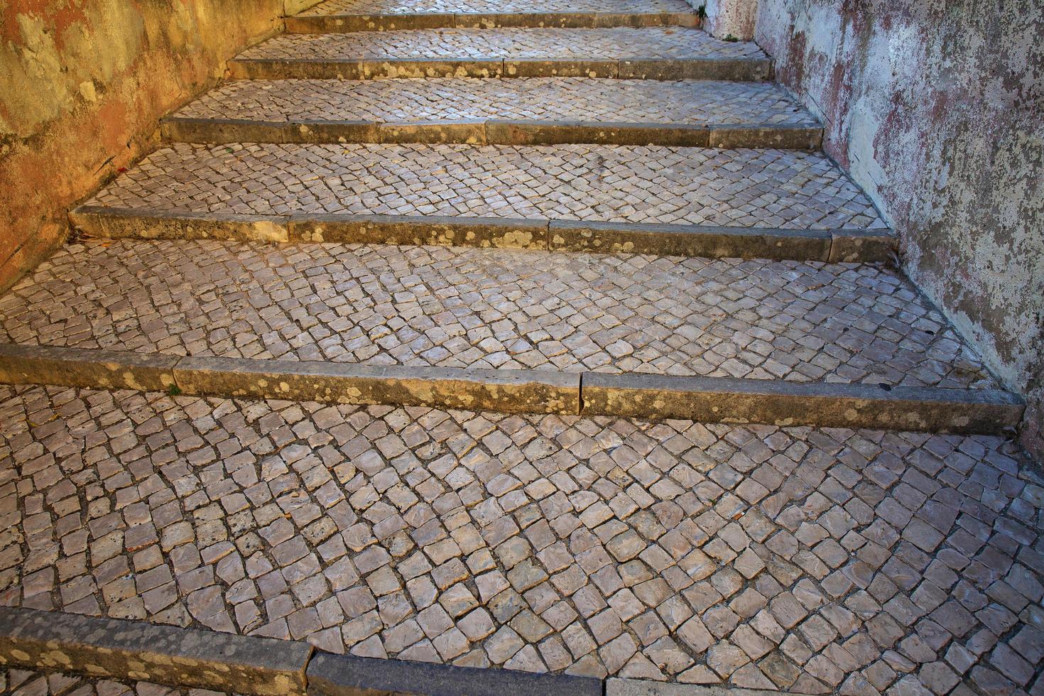 escada de pedra da rua foto