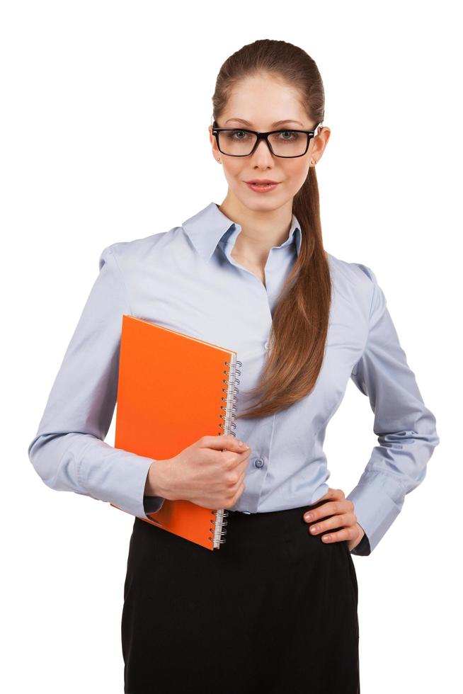 mulher de negócios com caderno laranja na mão foto