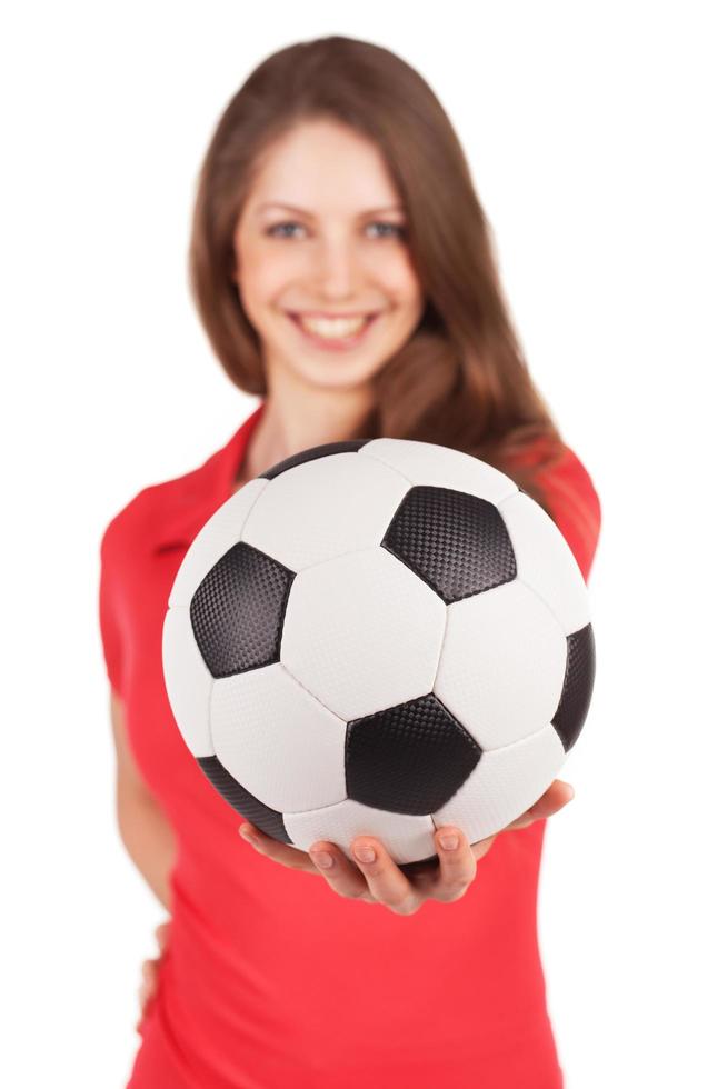 garota segurando uma bola de futebol foto