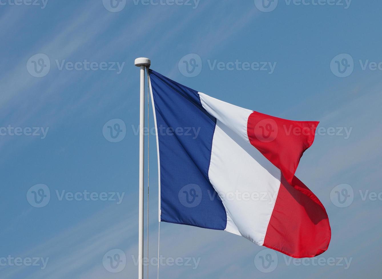 bandeira francesa da frança sobre o céu azul foto