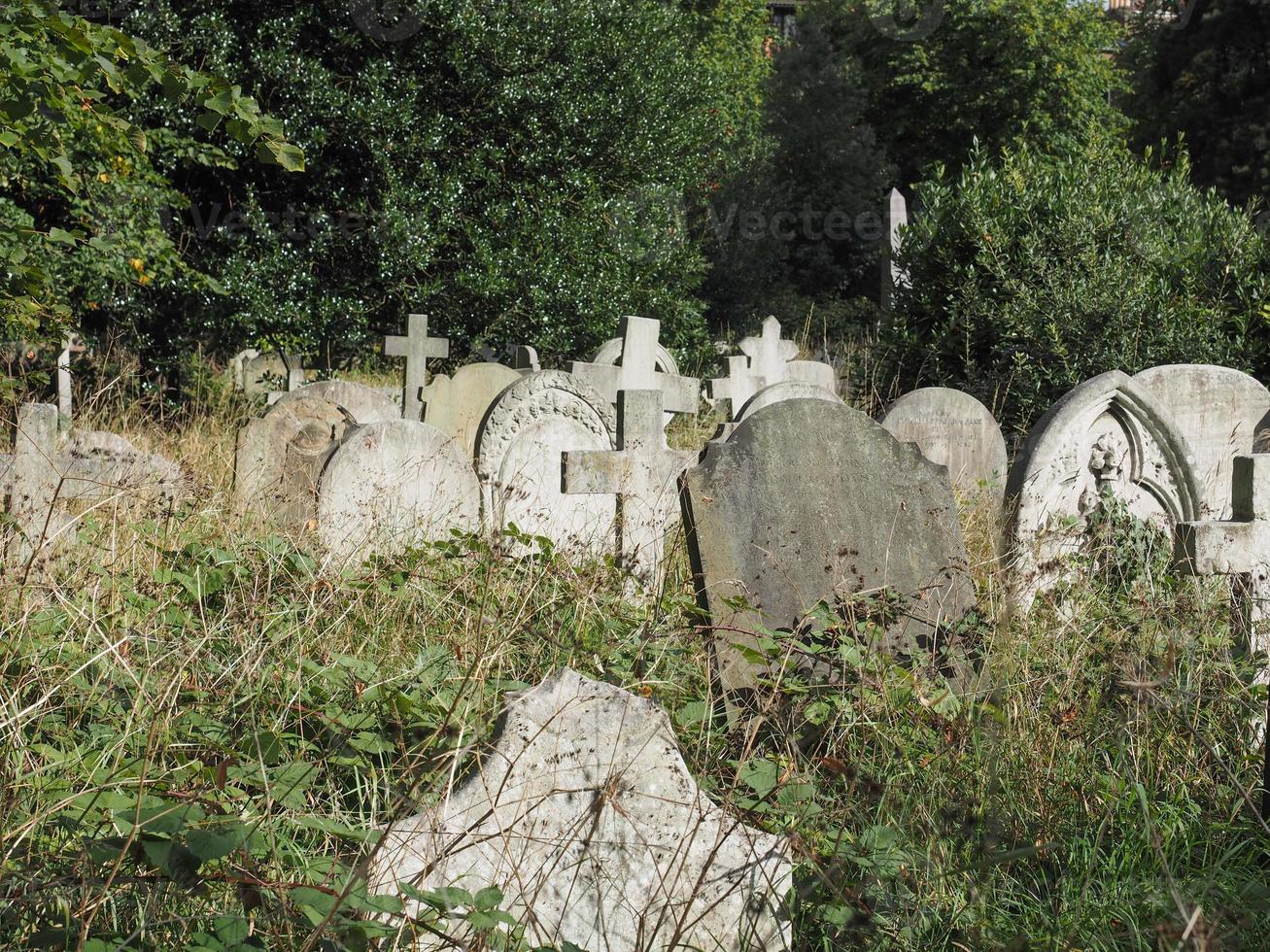 tumbas e cruzes no cemitério gótico foto