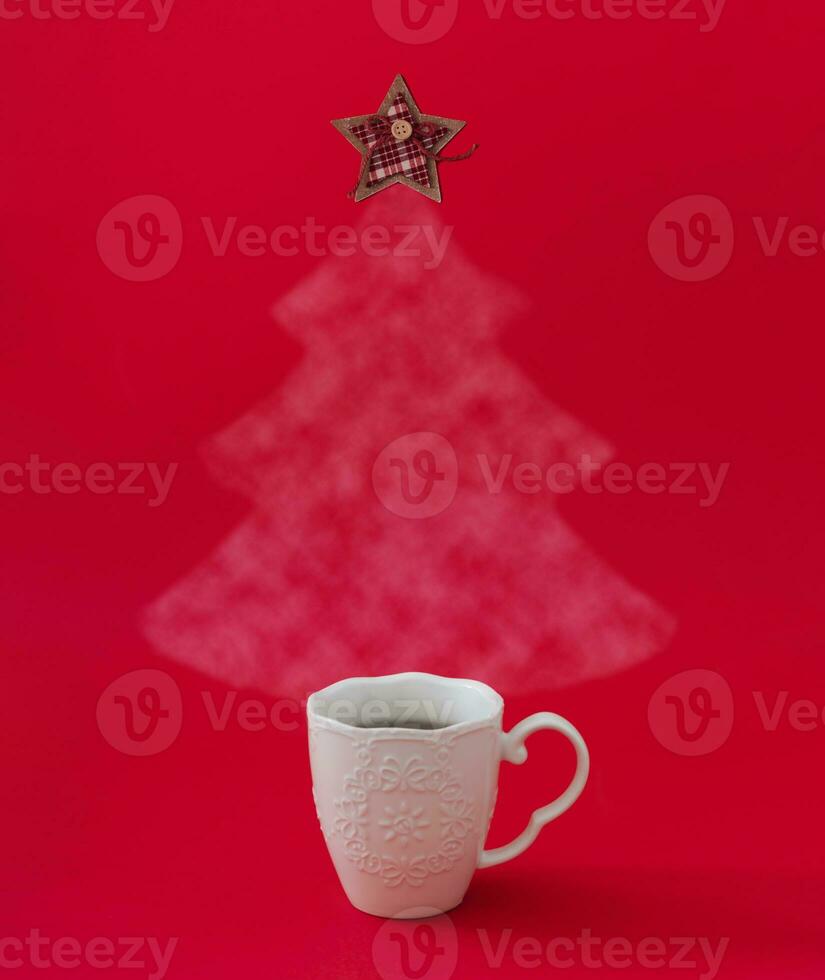 Natal árvore fez do vapor café ou chá com xadrez Estrela em a topo contra vermelho fundo. inverno feriado conceito. mínimo Novo ano fundo. na moda Natal ideia. cópia de espaço. foto