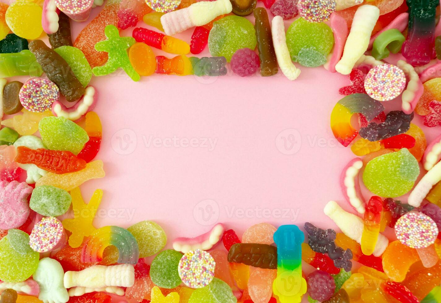 criativo fundo fez do gomoso doces com cópia de espaço. colorida plano deitar. geléia doces estética. foto