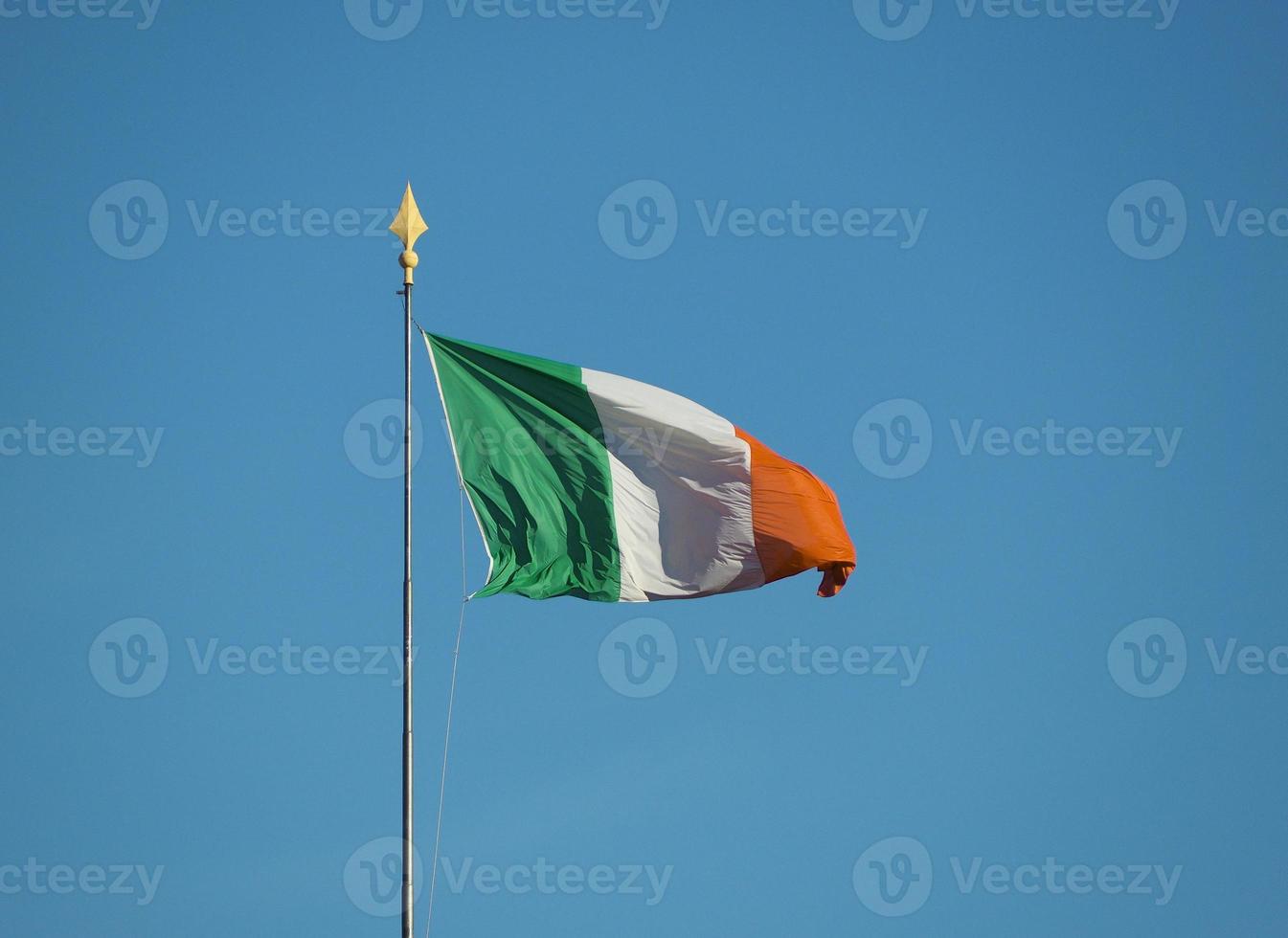 bandeira irlandesa da irlanda sobre o céu azul foto