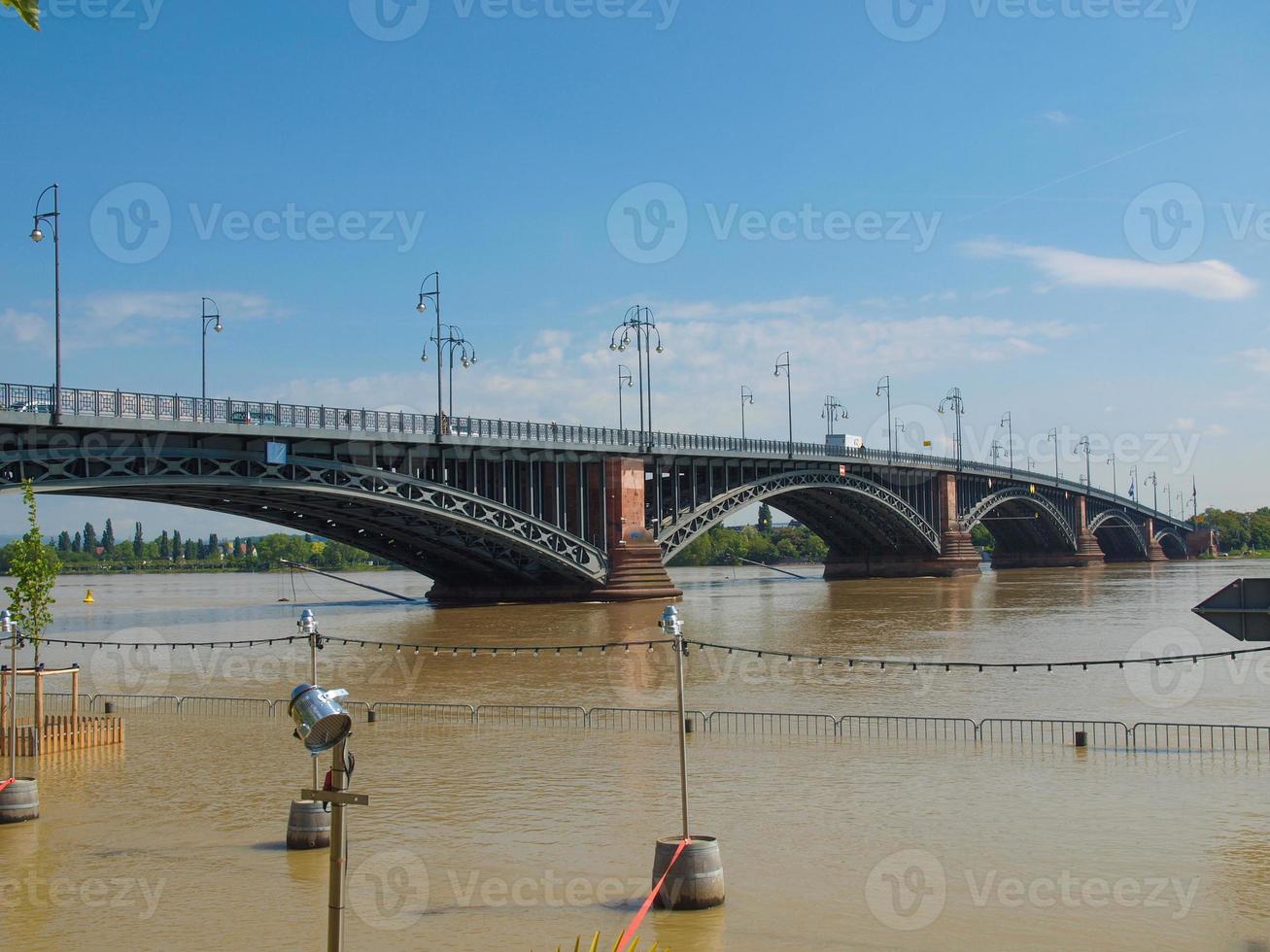 inundação do rio reno em mainz, alemanha foto