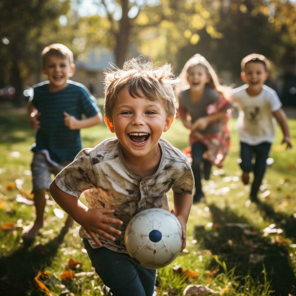 crianças tendo Diversão jogando futebolfutebol em a Relva foto