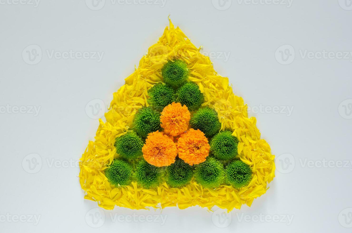 decorativo rangoli fez a partir de colorida calêndula flores e pétalas com verde crisântemo para diwali festival em branco fundo. foto