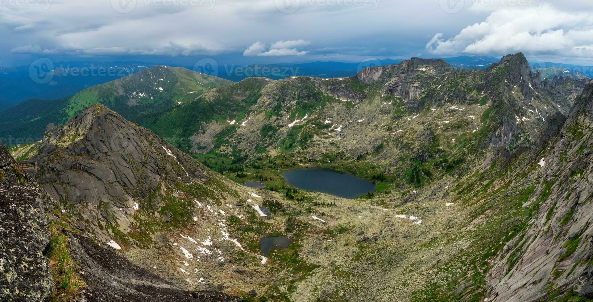 panorama do a ergaki montanha faixa, ocidental Sayans, com uma Visão do a glacial Claro lagos dentro a Planícies. foto