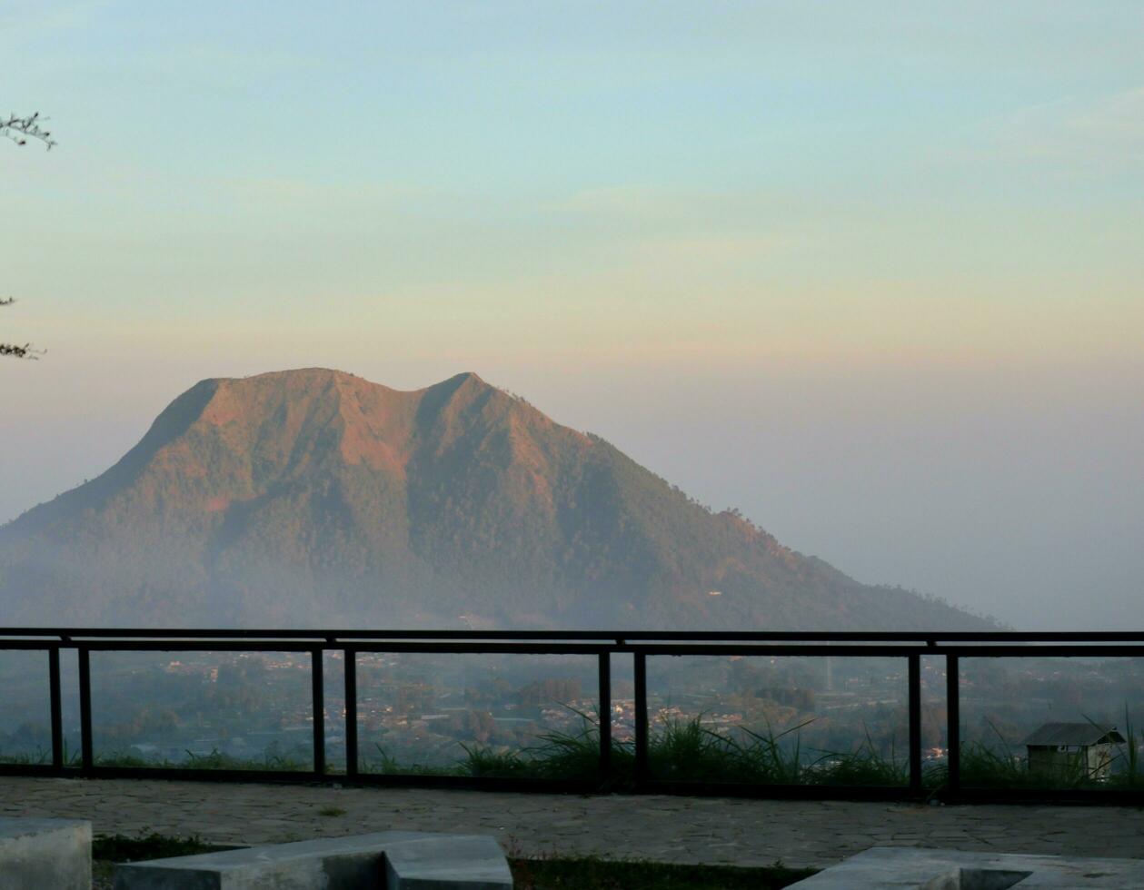 Visão do a montanha pico às nascer do sol dentro a manhã foto