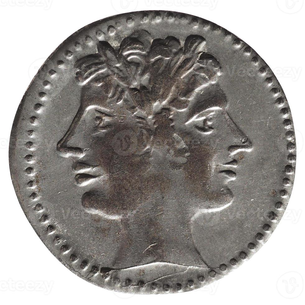 moeda romana antiga isolada sobre o branco foto