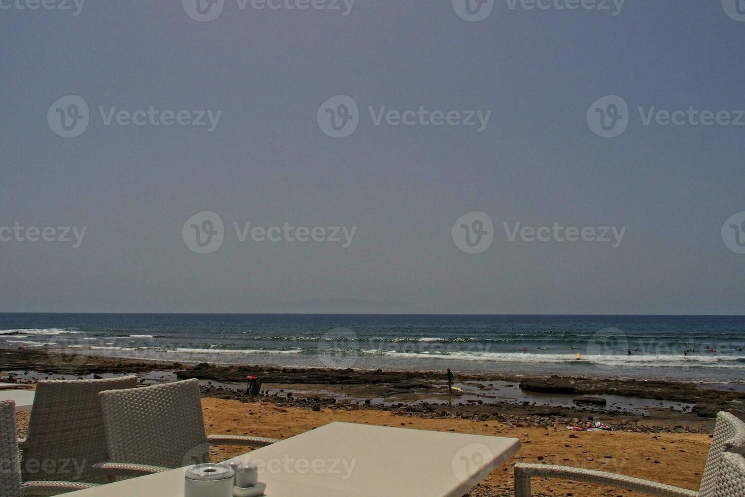 verão panorama com de praia e oceano em a canário ilha Espanha foto