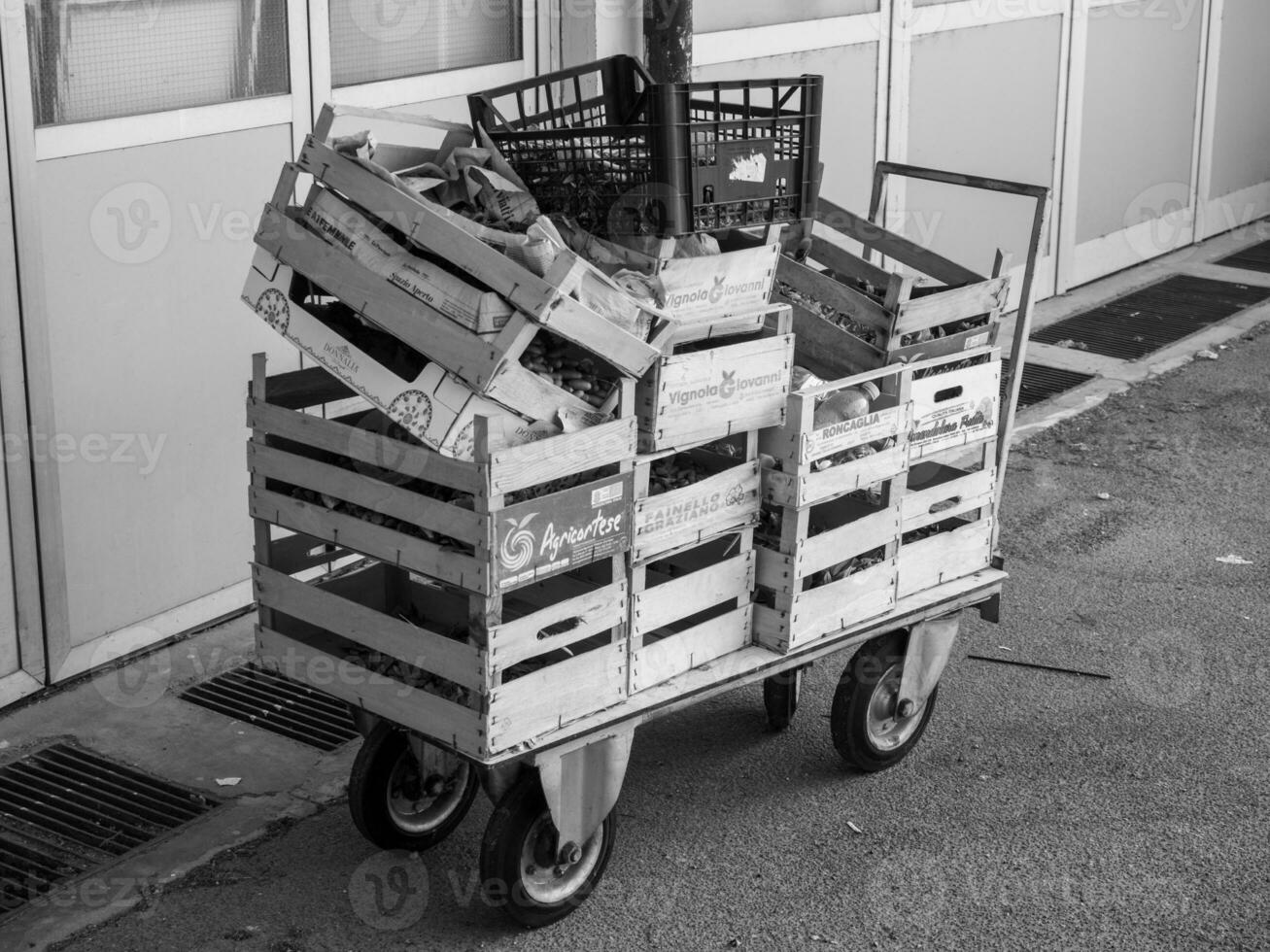 às a bicicleta fazer compras loja e reparar depósito , naufragado bicicletas foto