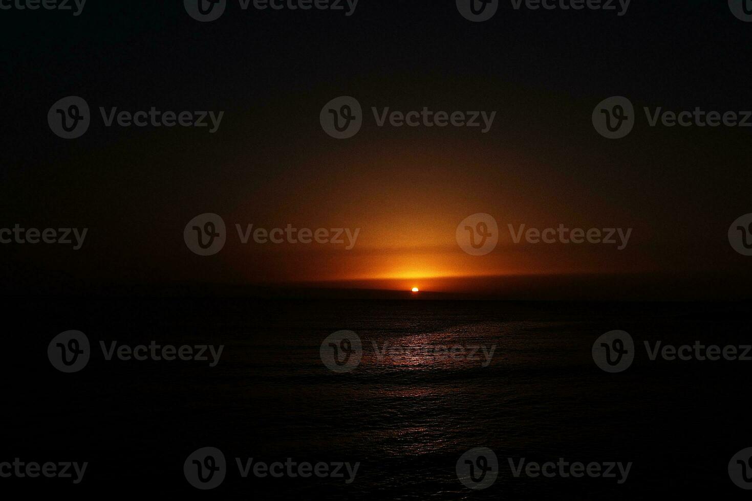 pitoresco oceano panorama com a configuração Sol dentro uma tropical país durante verão feriados foto