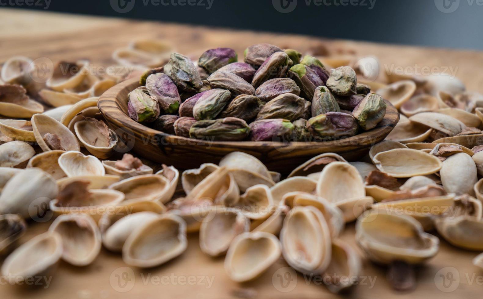 pistache salgado em madeira de oliveira foto