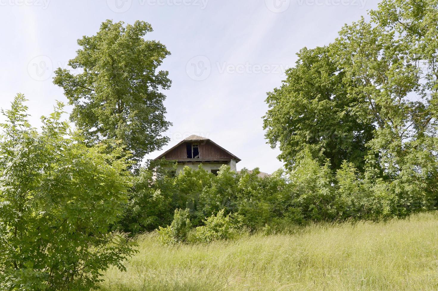 bela casa de fazenda antiga e abandonada no campo foto