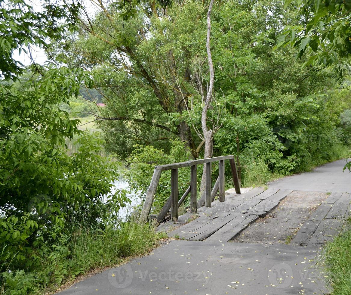 em pé a velha ponte de madeira sobre o rio em fundo colorido foto