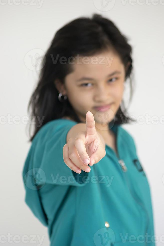 uma jovem contando o número com os dedos foto