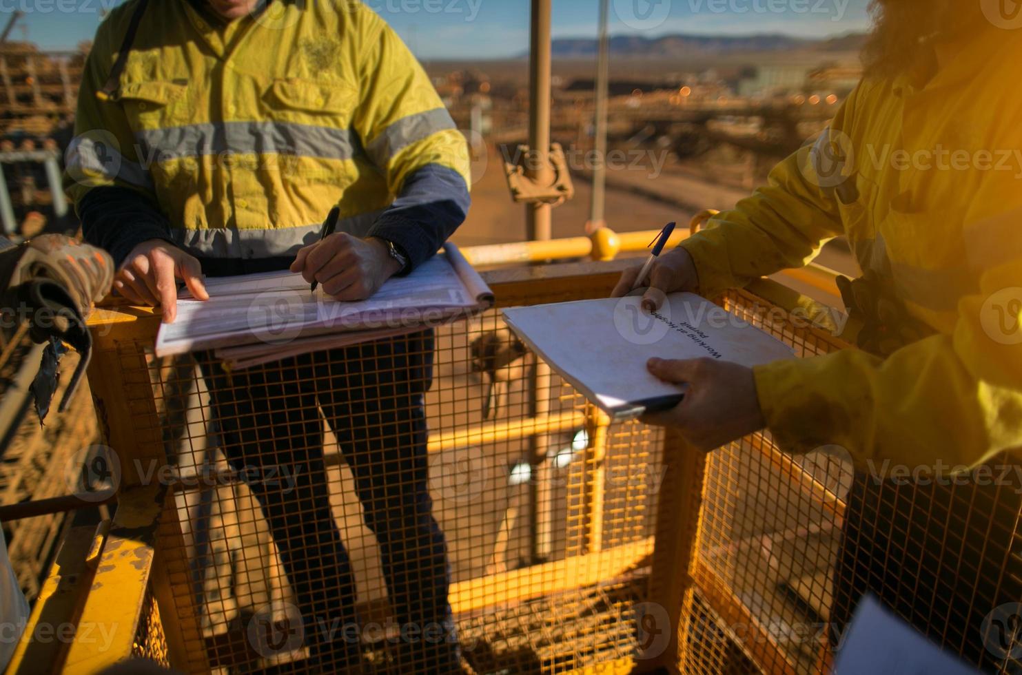 trabalhadores mineiros estão assinando aprovações de alto risco trabalhando em altura foto
