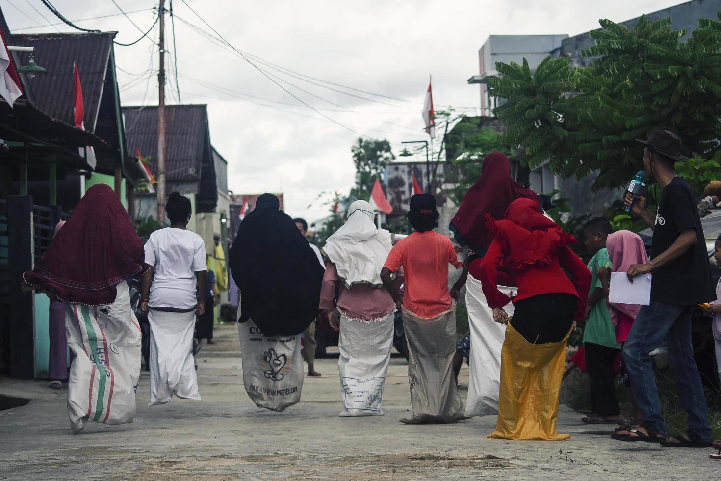 sorong, papua, indonesia 2021- pessoas celebram o dia da independência da indonésia com várias competições foto