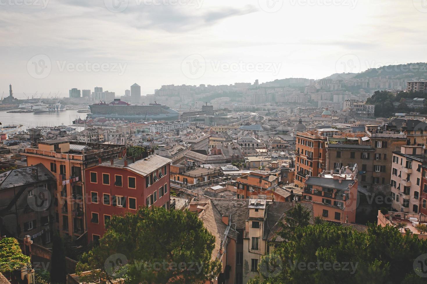 horizonte da cidade de genoa na ligúria na itália foto