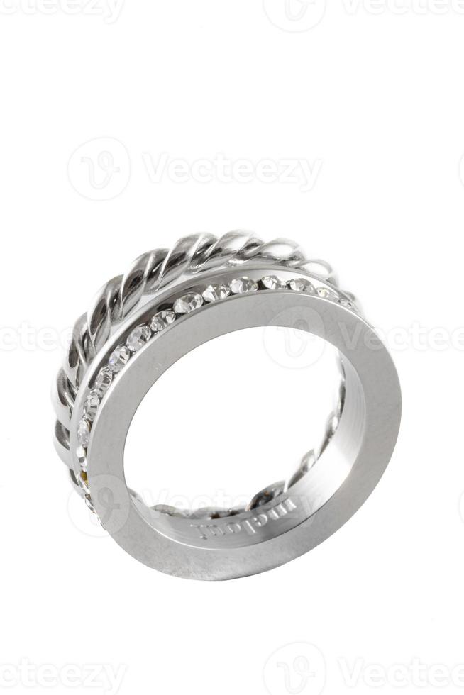 anel duplo de prata brilhante com nós com zircões isolados no branco foto