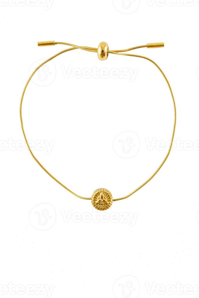 pulseira de ouro com símbolo de proteção isolado em um fundo branco. foto
