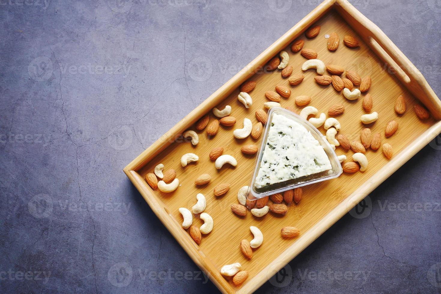 close-up de queijo fresco, descontados e amêndoa de amêndoa na mesa foto