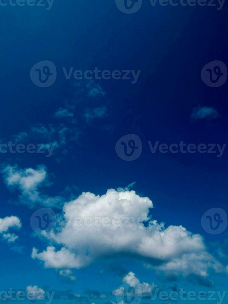 uma azul céu com nuvens foto