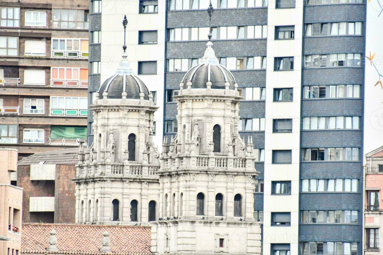 dois ampla edifícios com dois pináculos em topo foto