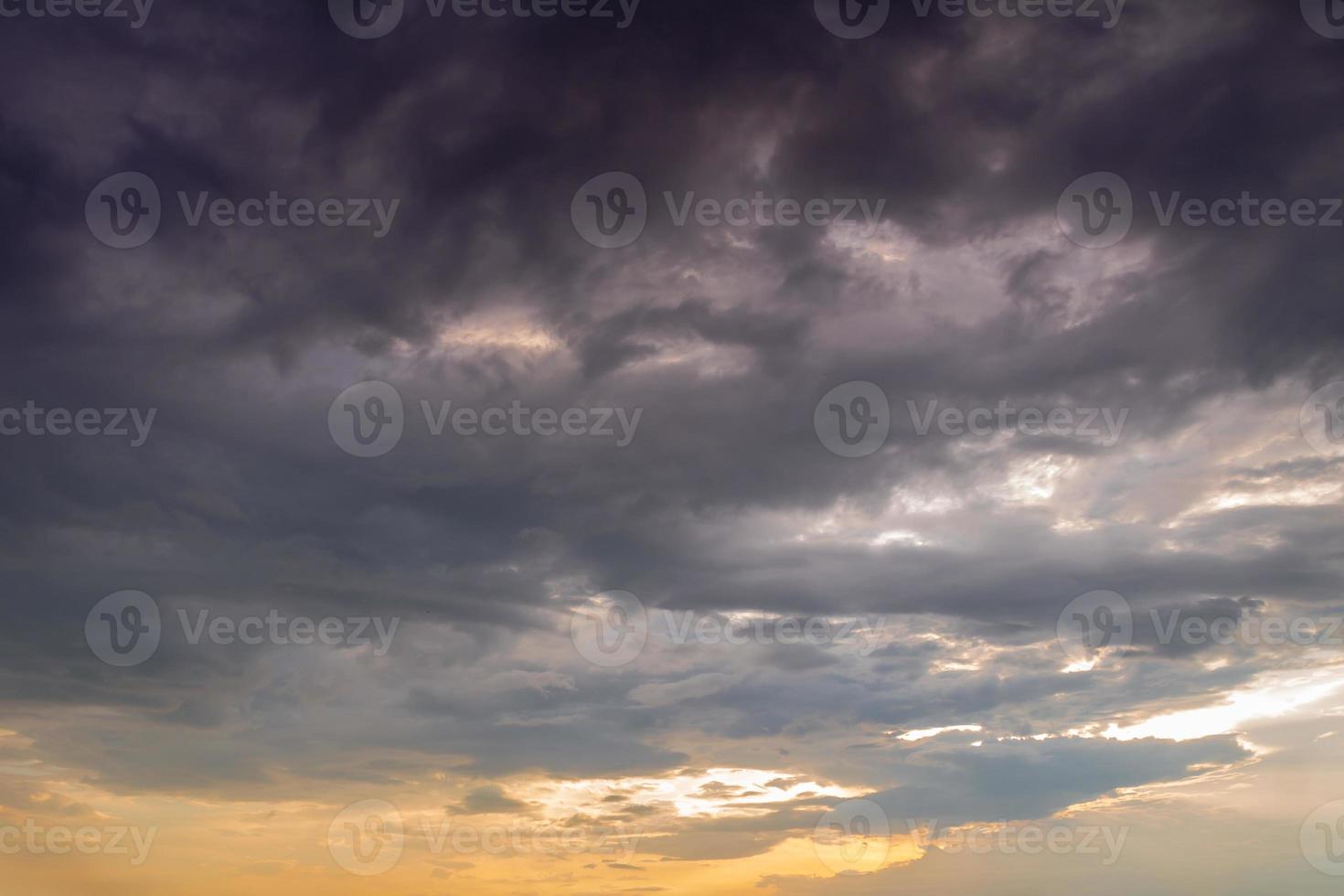 nuvens de tempestade ao pôr do sol foto