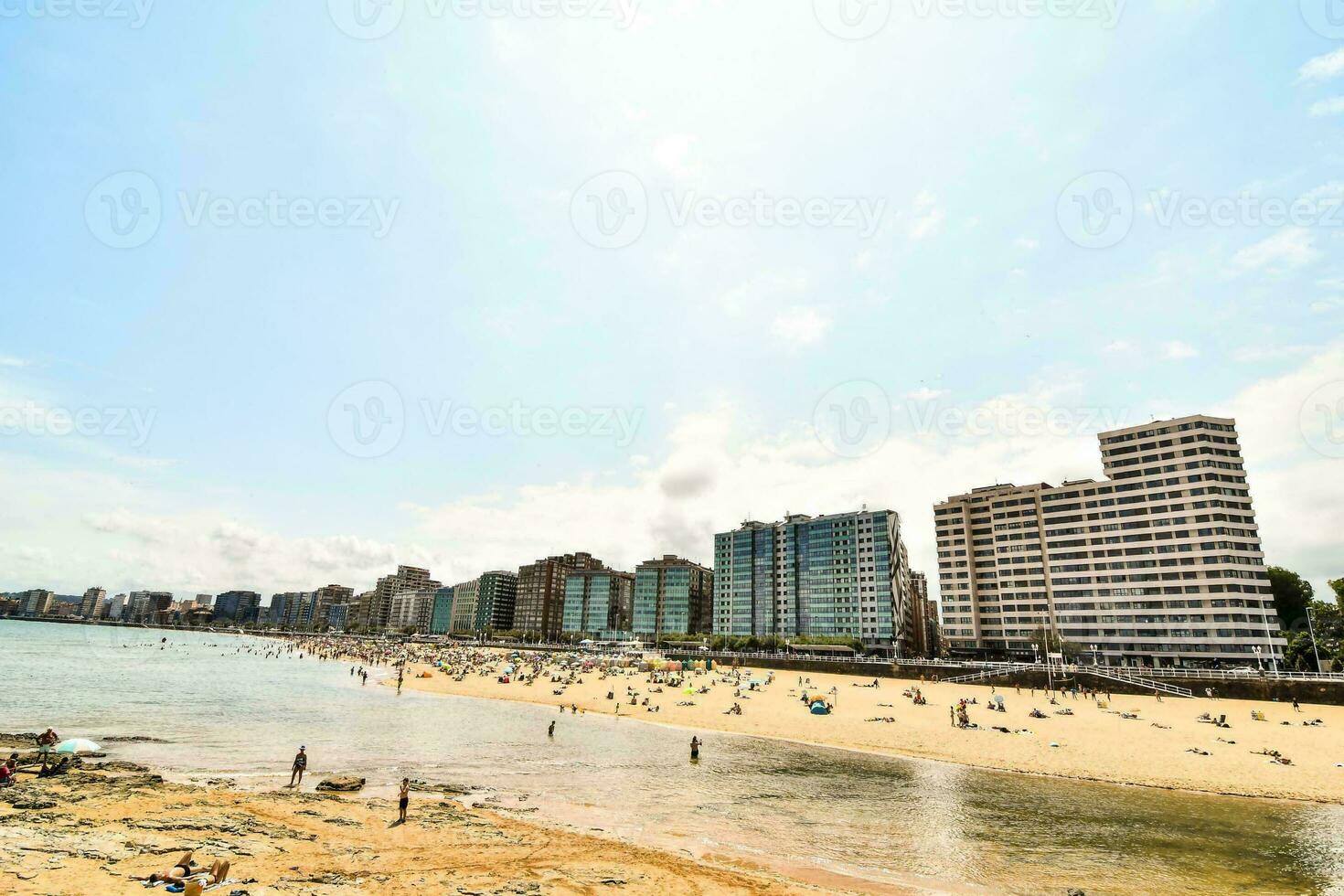 uma de praia perto edifícios foto