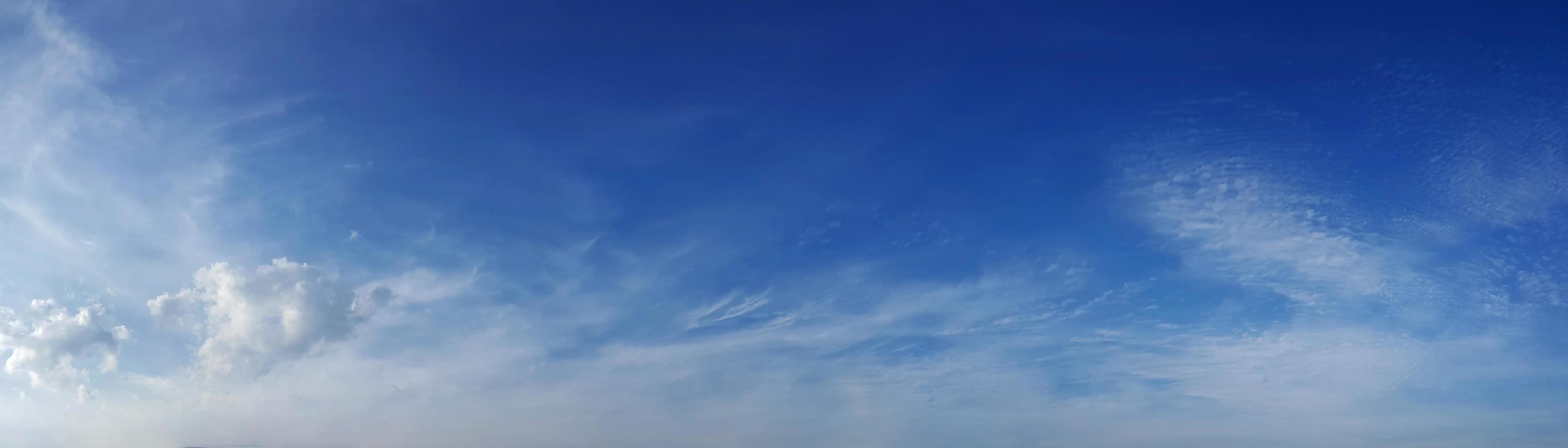 céu panorâmico com nuvem em um dia ensolarado. foto