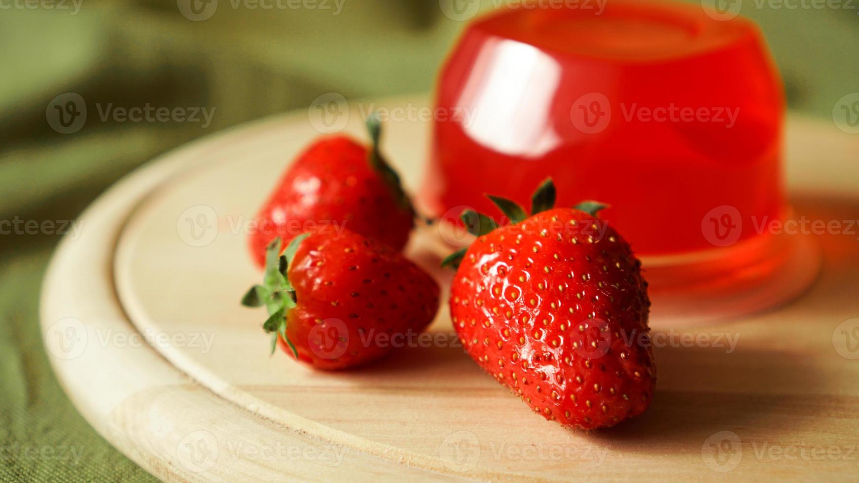 geléia de morango vermelha com frutas vermelhas em um recipiente de plástico foto