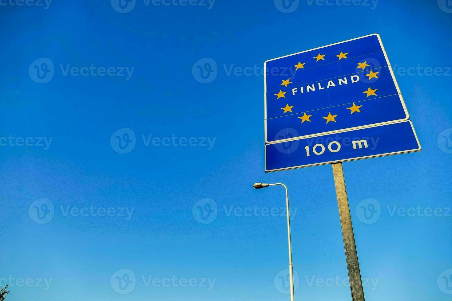 uma estrada placa este diz Finlândia foto