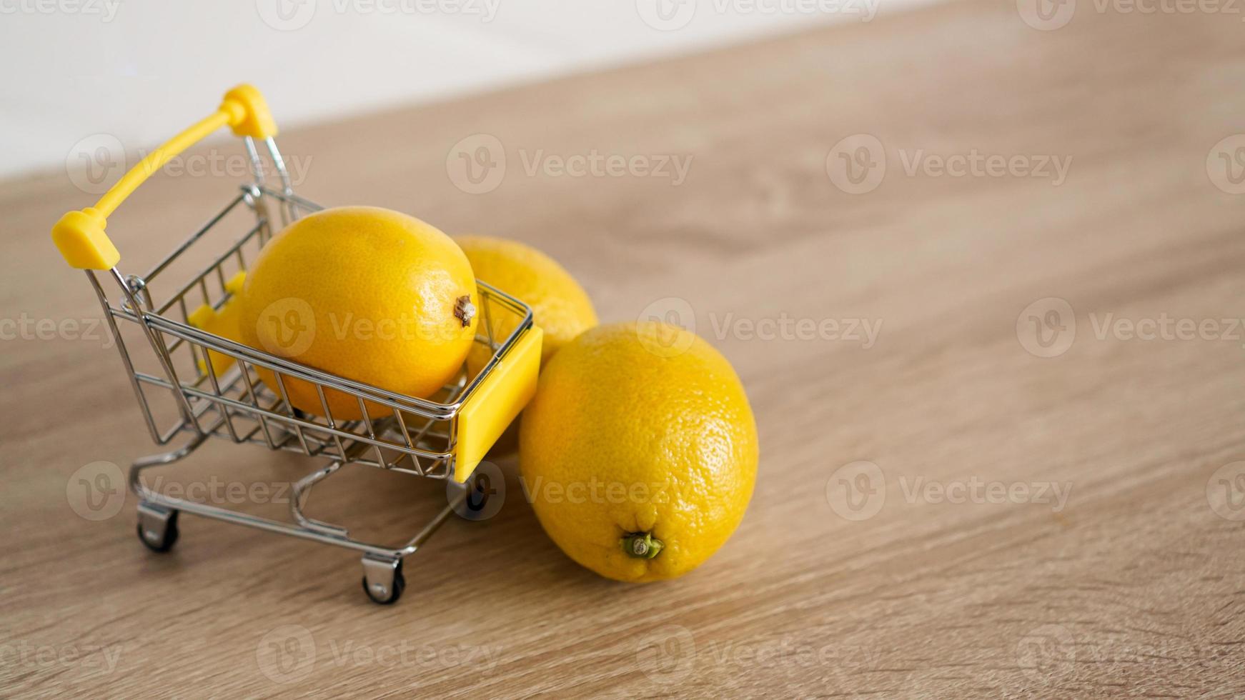 limão em um carrinho de supermercado no fundo da cozinha foto